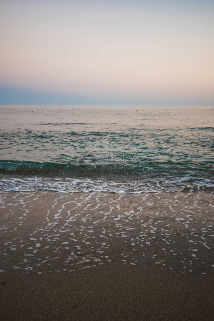 傍晚有海浪的蓝色大海图片