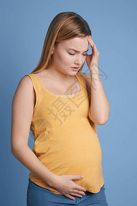 患有蓝底头痛症的孕妇图片