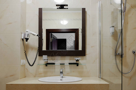 浅色酒店浴室的水槽图片