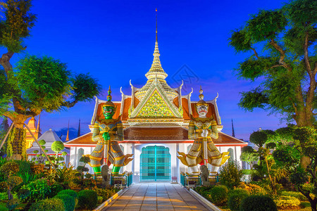 两座雕像巨人位于泰国Bankok教堂Wa图片
