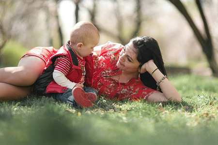 年轻妈和她的孩子在春园散步图片