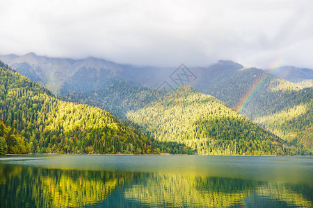 美丽的山湖和彩虹图片