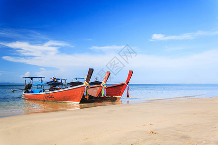 长尾船在著名的阳光明媚的长滩泰国甲米安达曼海图片