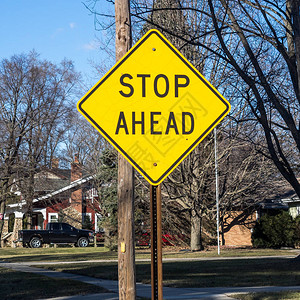 典型的美国路标发出警告图片