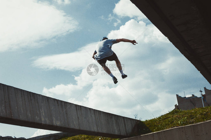 年轻男子在城市的都市空间跳公园跳跃阳光图片