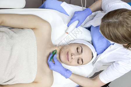 面部皮肤护理接受面部激光治疗的女高清图片