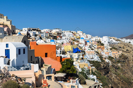 希腊圣托里尼岛有蓝色教堂的传统白色建筑图片