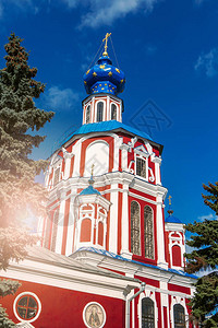 教堂建筑映衬着明亮的蓝天背景图片