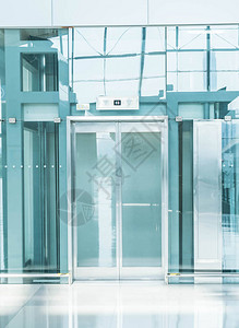 地下通道中的透明电梯蓝色白平衡处理图片