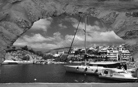黑白相间的希腊小岛海港美景图片