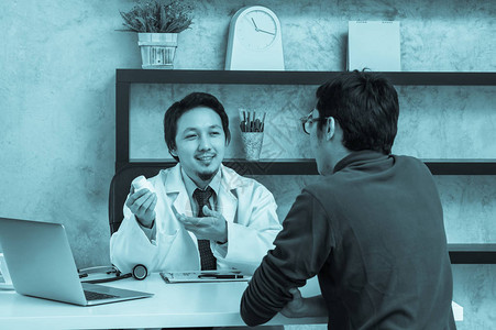 亚洲男医生与病人讨论诊断他的健康图片