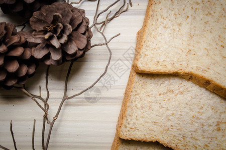 厨房桌木上的全麦面包图像背景图片