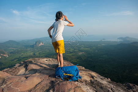 享受山顶悬崖风景的年图片