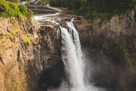 华盛顿州斯诺夸尔米瀑布的岩石边高清图片