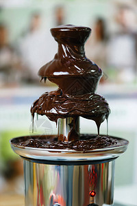 巧克力甜点喷泉在图片