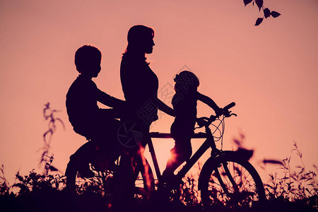 日落时母亲与儿子和女儿图片