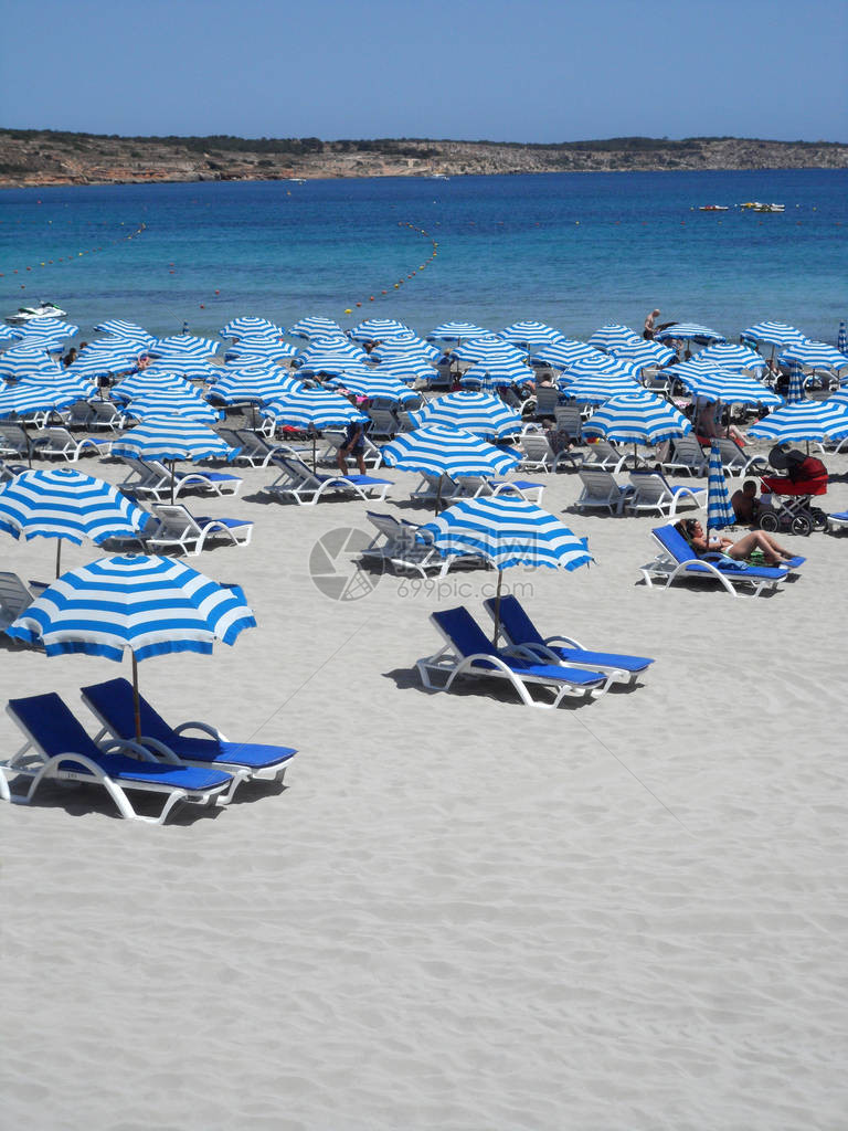 欧洲马耳他岛梅利哈湾美丽的白色沙滩上的传统蓝白条纹太阳图片
