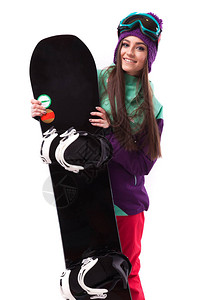 身穿紫色滑雪服和蓝色滑雪眼镜的年轻白人女孩双手拿着黑色滑雪板图片