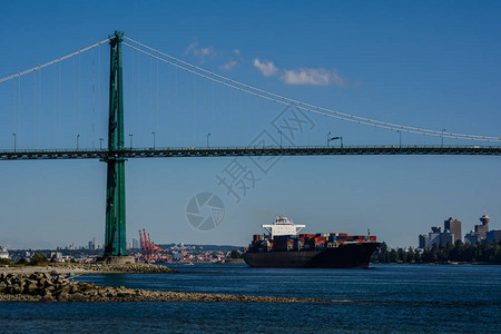 海上国际集装箱货轮航海船舶的物流运输图片