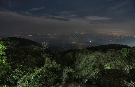 Chanthaburi省Khitchakut山的夜景图片