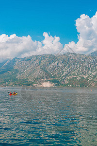 克罗地亚杜布罗夫尼克附近海域的旅游皮艇图片