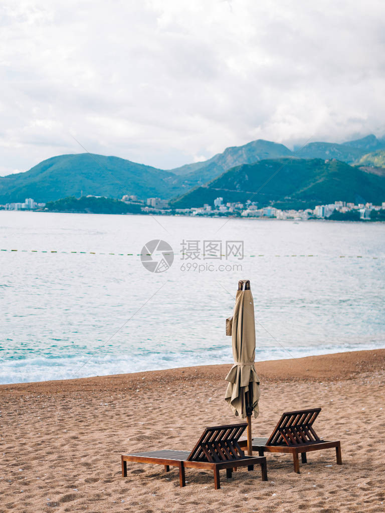 沙滩上的太阳床和遮阳伞图片
