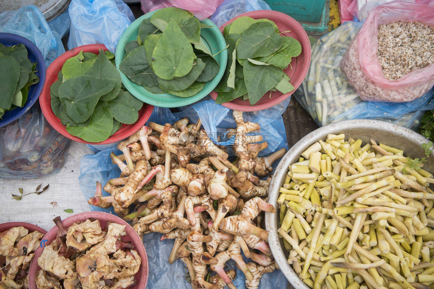 东南亚老挝万象市TaalatSao市场上的蔬菜单图片