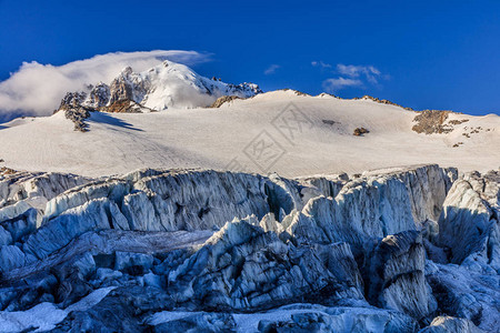 法国阿尔卑斯山的冰川杜之旅勃朗峰地块图片