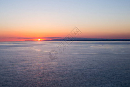 海上日出海滩上的热带日落图片