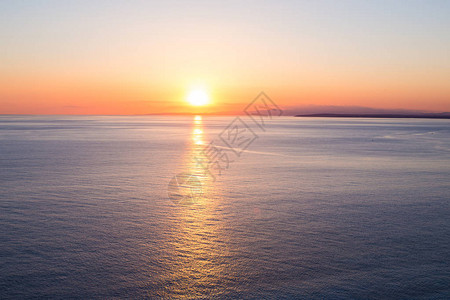 海上日出海滩上的热带日落图片