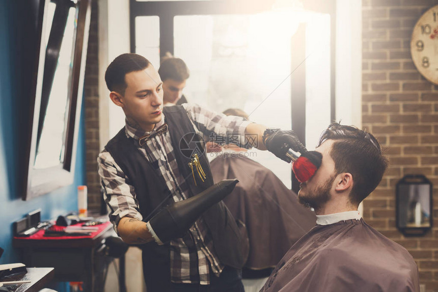 理发师在理发店为男理发在美发沙龙图片