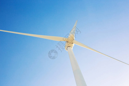 强大的生态能源概念风车用于发电图片