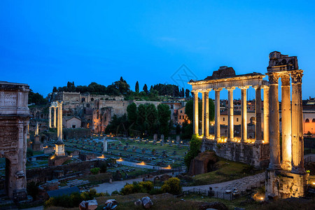 意大利罗马的罗马论坛夜景图片