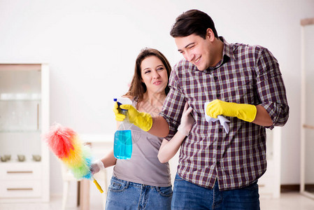 妻子和丈夫在家打扫卫生图片