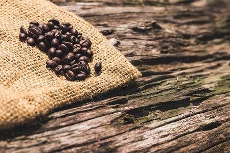 咖啡豆在木质背景图片