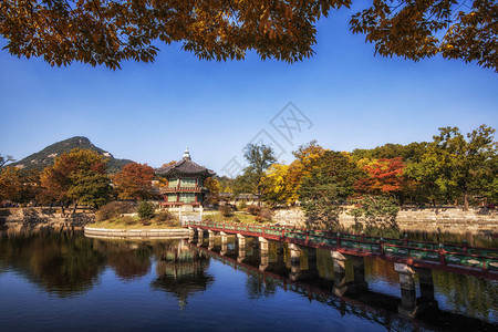 秋天在韩国南部汉城Gyeongbok宫殿拍摄的hyangwonj图片