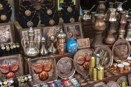 铜制品作为波斯尼亚和黑塞哥维那老城莫斯塔尔游客和游客的纪念品单背景图片