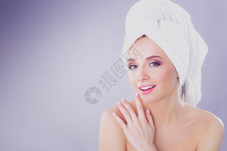 美丽的女人头上戴着毛巾图片