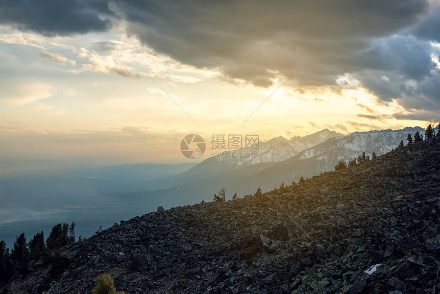 山的春天景观的全景视图覆盖着最后的雪在一点雾和天空在日落极端旅游图片