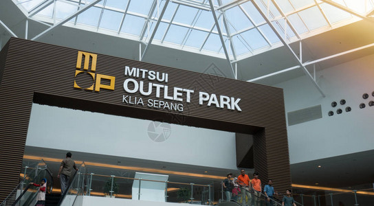 低价0距离马来西亚雪邦2017年3月23日三井奥特莱斯公园KLIA雪邦购物中心的内部该商场距离吉隆坡市60公里背景