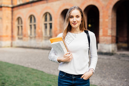 校园户外的聪明女大学生图片