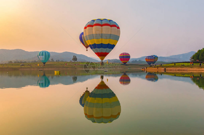 泰国清莱省日落时湖上热空气彩球图片