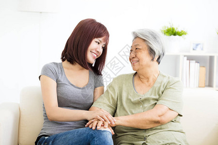 祖母和孙女年轻女人仔细照顾的老女人图片