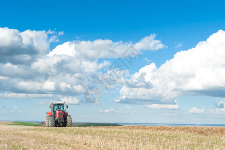 在田间耕作的农业机械图片