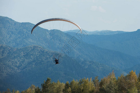 在山上滑翔伞滑翔伞在山上战背景图片