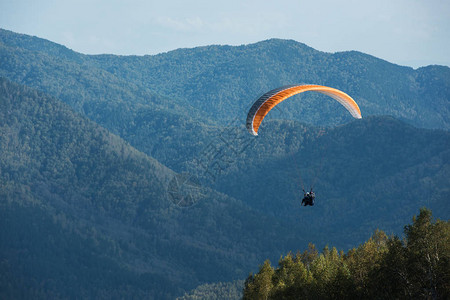 在山上滑翔伞滑翔伞在山上战图片
