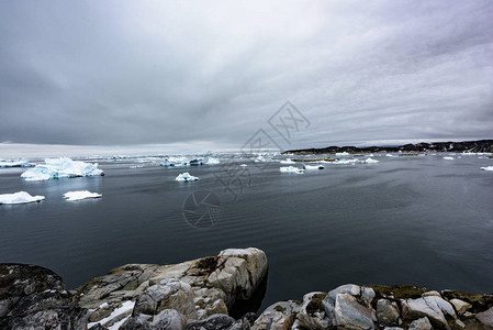 格陵兰岛北冰洋上的冰山图片