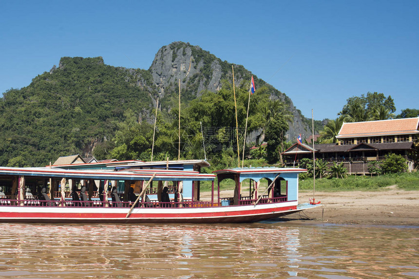 湄公河风景在老挝以北的LuangPrabang镇图片
