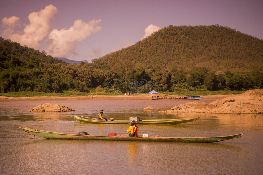 湄公河风景在老挝以北的LuangPrabang镇图片