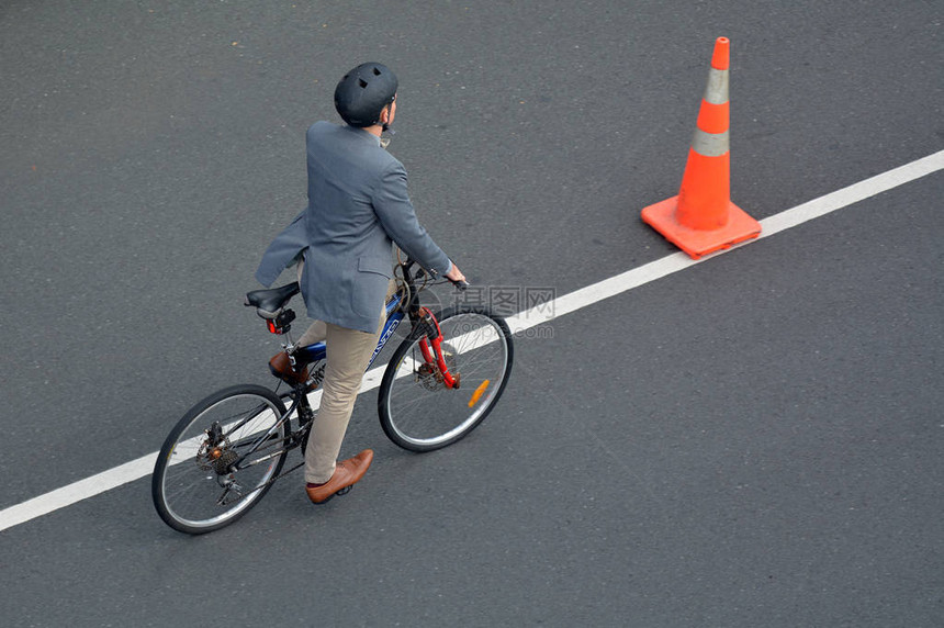 城市公路上骑自行车的空中景象图片